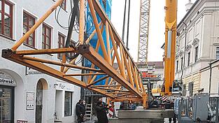 Enge Kiste: Beim Kranabbau in der L&auml;ndgasse bleibt nicht viel Platz zum Rangieren.