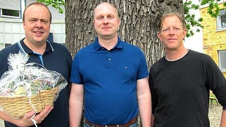 Nach vier Jahren als DESV-Präsident trat Christian Obermeier (l.) aus familiären Gründen zurück. Zu seinem Nachfolger wurde der Deggendorfer Verbandsschiedsrichter-Obmann Fabian Rankl vom TSV Natternberg (Mitte) gewählt. Der Qualitätsspezialist im Karosseriebau wird dabei weiterhin von Vize-Präsident Dirk Meier (r.) unterstützt.