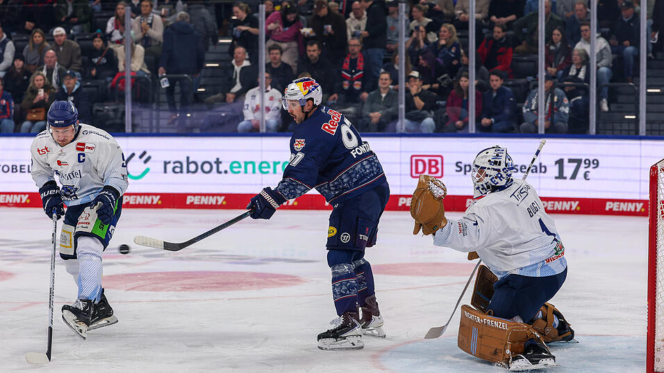 Beim 3:5 gegen den EHC Red Bull München um Gabriel Fontaine (Mitte) am Dienstag erwischte Florian Bugl einen gebrauchten Abend. Der Tigers-Schlussmann wurde nach zwei Gegentoren innerhalb von acht Sekunden in der 30. Minute ausgewechselt.