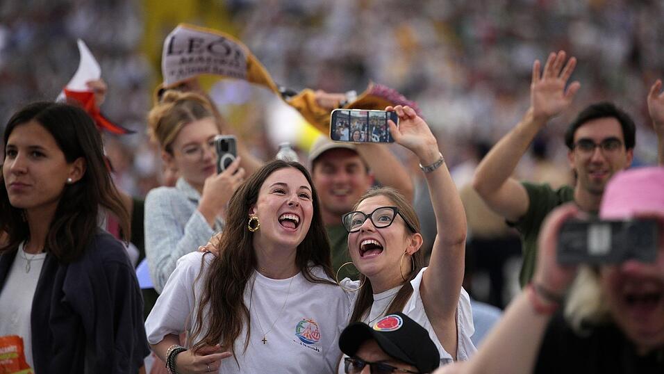 Mit rund 40.000 überwiegend jungen Leuten feierte der Papst am Abend eine Vigilie im Olympiastadion von Barcelona. Mit rund 40.000 überwiegend jungen Leuten feierte der Papst am Abend eine Vigilie im Olympiastadion von Barcelona.