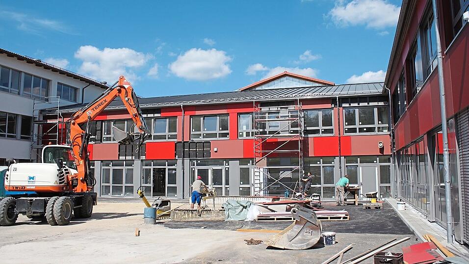 Es wird eine Punktlandung. Bis zum Schuljahresbeginn wird die Baustelle an der Aula der Grund- und Mittelschule abgeschlossen sein. Es wird eine Punktlandung. Bis zum Schuljahresbeginn wird die Baustelle an der Aula der Grund- und Mittelschule abgeschlossen sein.