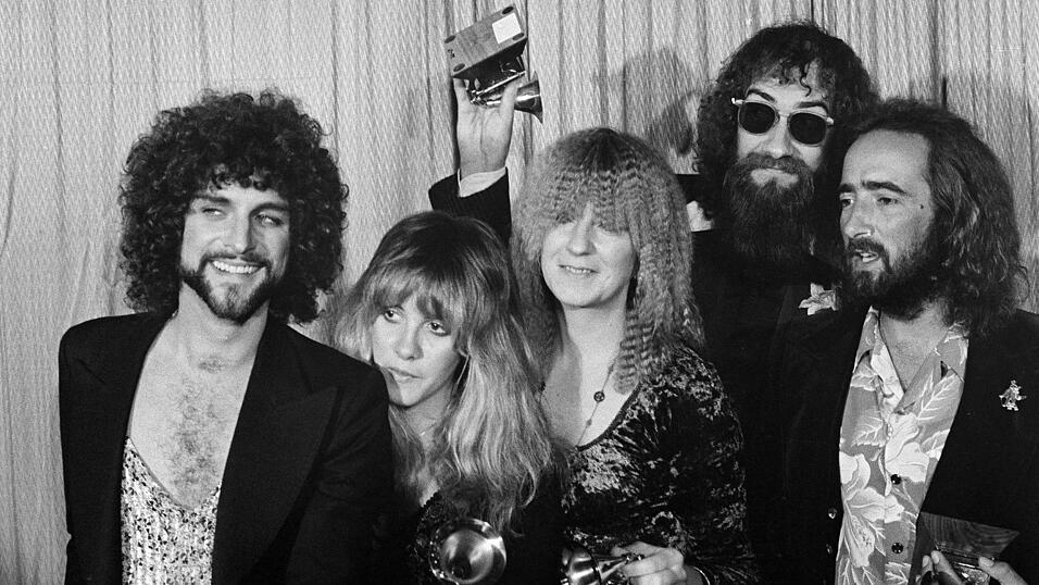 Lindsey Buckingham (l-r), Stevie Nicks, Christine McVie, Mick Fleetwood und John McVie, Mitglieder der Rockgruppe Fleetwood Mac, posieren mit ihrem Grammy Award für das Album des Jahres «Rumours». Lindsey Buckingham (l-r), Stevie Nicks, Christine McVie, Mick Fleetwood und John McVie, Mitglieder der Rockgruppe Fleetwood Mac, posieren mit ihrem Grammy Award für das Album des Jahres «Rumours».