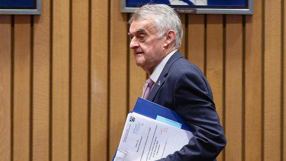 NRW-Innenminister Herbert Reul äußerte sich zum Vorfall in Bochum, bei dem ein Schuss auf eine Zwölfjährige fiel.