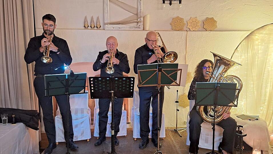 D&rsquo;4 Blechseggln, Olli, Sepp, Sepp und Sandra, erf&uuml;llen den Saal mit hervorragender Musik.