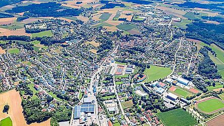 Das Luftbild zeigt die Stadt Rottenburg an der Laaber.