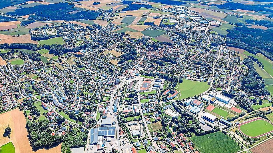 Das Luftbild zeigt die Stadt Rottenburg an der Laaber.