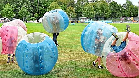 Da stand die Welt schon einmal Kopf: Das Bubble-Event bereitete viel Spa&szlig;.