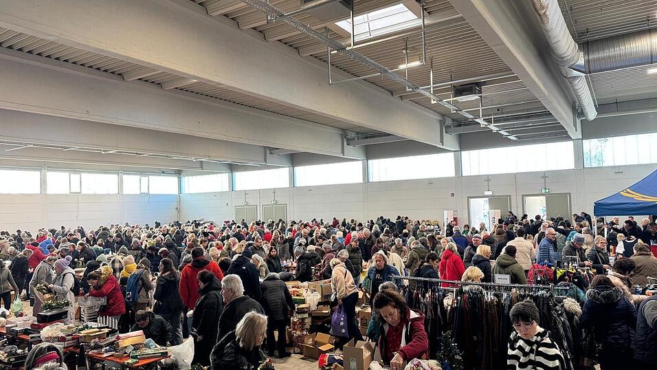 Blick ins Weihnachts-Flohmarkt-Geschehen 2025. Blick ins Weihnachts-Flohmarkt-Geschehen 2025.