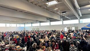 Blick ins Weihnachts-Flohmarkt-Geschehen 2025. Blick ins Weihnachts-Flohmarkt-Geschehen 2025.