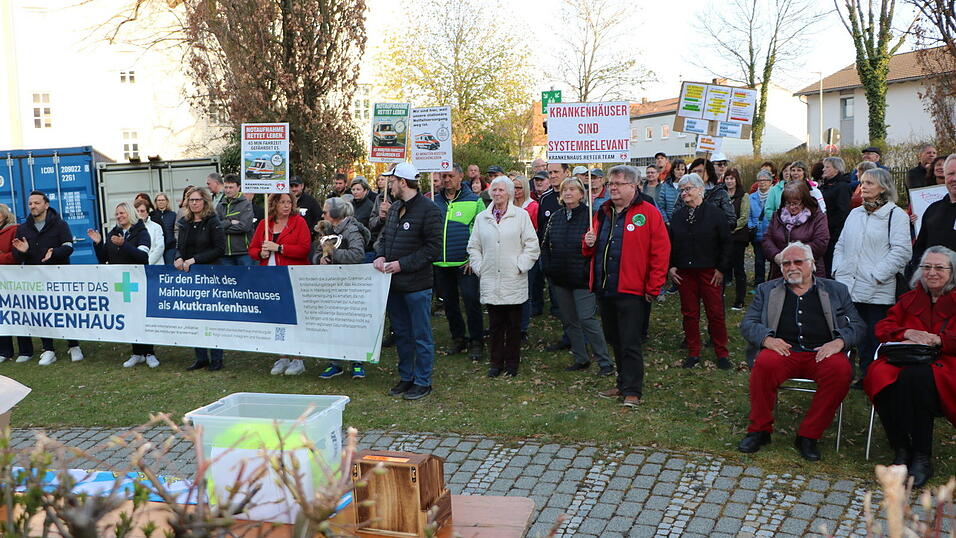 Während draußen vor dem Haus, wie hier am vergangenen Donnerstag, Protest geübt wird, sind hinter den Kulissen die Maßnahmen zur Verlagerung der unfallchirurgischen Abteilung des Krankenhauses Mainburg an den Standort Pfaffenhofen längst auf den Weg gebracht und der Fahrplan festgezurrt. Während draußen vor dem Haus, wie hier am vergangenen Donnerstag, Protest geübt wird, sind hinter den Kulissen die Maßnahmen zur Verlagerung der unfallchirurgischen Abteilung des Krankenhauses Mainburg an den Standort Pfaffenhofen längst auf den Weg gebracht und der Fahrplan festgezurrt.