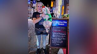 Goass-Wirtin Michi Stöberl und Hündin Frieda sammeln wieder Kult-Adventskalender aus der Kindheit. Goass-Wirtin Michi Stöberl und Hündin Frieda sammeln wieder Kult-Adventskalender aus der Kindheit.