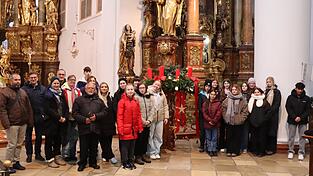 Bei der Übergabe des Adventskranzes in der Karmelitenkirche: Prior Pater Sunny Kodiyan (6.v.l.) mit Fachlehrerinnen der Marianne-Rosenbaum-Schule, stellvertretendem Schulleiter Harald Dietlmeier (4.v.l.), Lehrern der Bildungsstätte St. Wolfgang, dem dortigen Schulleiter Jürgen Horn (2.v.l.) sowie Florist-Auszubildenden und Schülern der Partnerklasse aus St. Wolfgang.