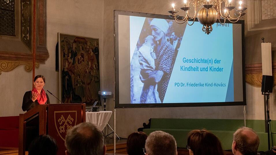 Preistr&auml;gerin PD Dr. Friedericke Kind-Kov&aacute;cs stellte die Ergebnisse ihrer Habilitationsschrift im Festvortrag vor.
