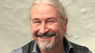 Norbert Bauer wohnt in Pr&uuml;fening in einem gut isolierten Haus. Das sch&uuml;tzt ihn vor der nahen Autobahn und die Nachbarn vor seinen langen Musikn&auml;chten im Keller.