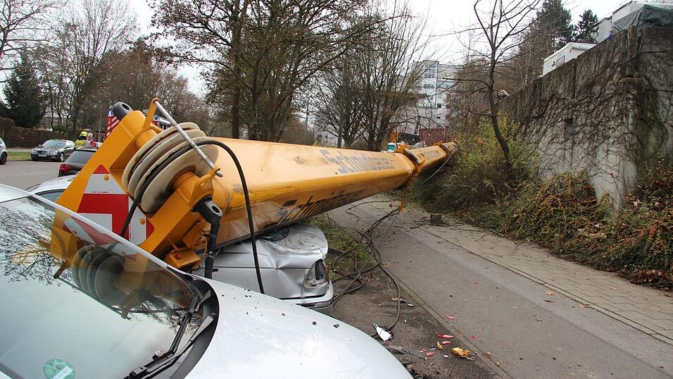 In Regensburg ist am Montagvormittag ein Kran umgestürzt. In Regensburg ist am Montagvormittag ein Kran umgestürzt.