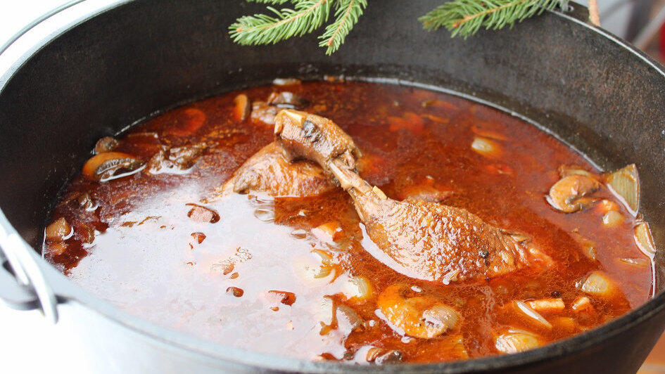 Als Dosengericht hat er beinahe Kultstatus - Anja Auer zeigt, wie er zum Geschmackserlebnis wird: Der Jägertopf.