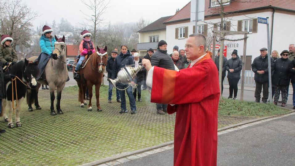 Diakon Michael Weigl sprach die Segensgebete mit Weihwasser und Weihrauch.
