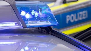 Nach einem Frontalzusammensto&szlig; musste die Strecke f&uuml;r die Rettungsarbeiten mehrere Stunden gesperrt werden. (Symbolbild)