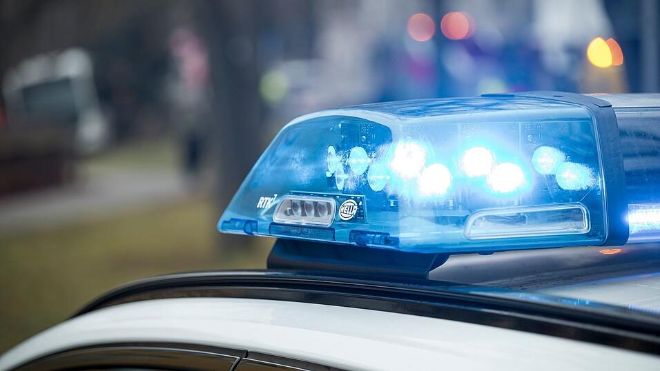 Polizisten fanden die Frau tot in einer Wohnung. (Symbolbild)