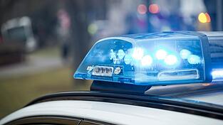 Polizisten fanden die Frau tot in einer Wohnung. (Symbolbild)