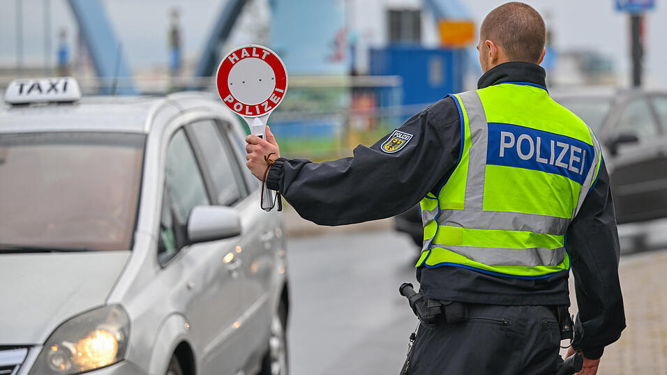 Die Bundespolizei hat an der österreichischen Grenze einen Schleuser festgenommen. (Symbolbild) Die Bundespolizei hat an der österreichischen Grenze einen Schleuser festgenommen. (Symbolbild)