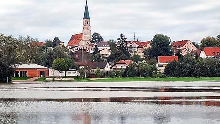 Das Hochwasser in Velden richtete im September wenig Schaden an. - Der Markplatz Velden vor dem alten Rathaus nach dem Umbau im Rahmen der St&auml;dtebauf&ouml;rderung.