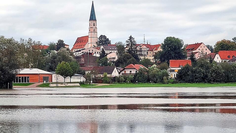 Das Hochwasser in Velden richtete im September wenig Schaden an. - Der Markplatz Velden vor dem alten Rathaus nach dem Umbau im Rahmen der St&auml;dtebauf&ouml;rderung.