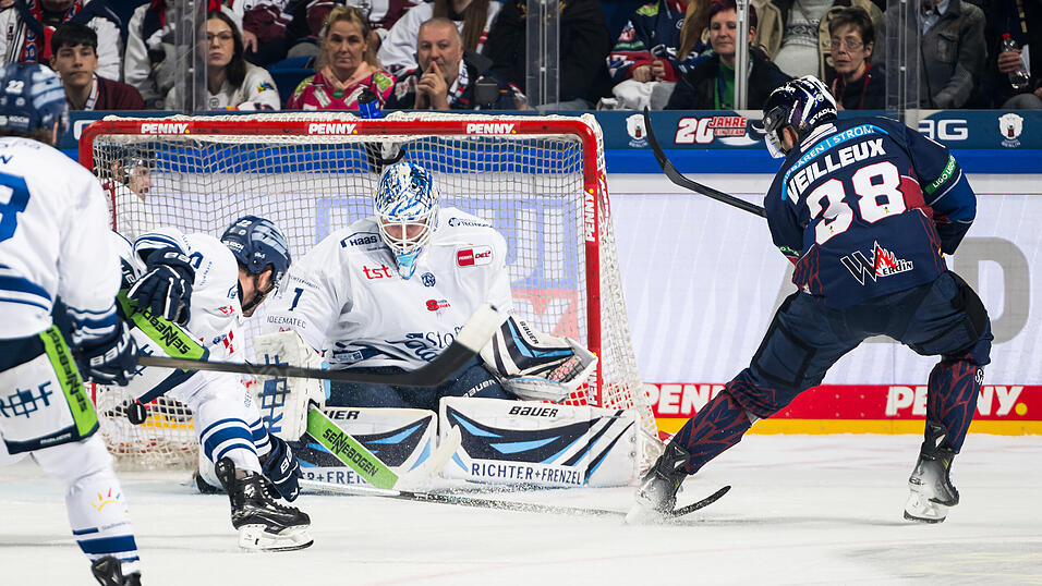 Wo ist die Scheibe? Straubings Goalie Florian Bugl konnte im Viertelfinale mit einer guten Leistung überzeugen.