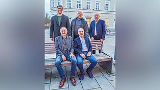 Sie kandidieren nicht mehr f&uuml;r den Vilsbiburger Stadtrat: Wolfgang Schwimmer, Josef Sterr, Rudolf Lehner (hinten von links), Klaus Kerscher und Klaus Kirchner. Franz Saxstetter war beim Fototermin verhindert.