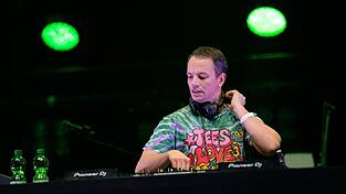 Der DJ feiert eine Party zum Jubiläum der Bayreuther Festspiele. (Archivbild) Der DJ feiert eine Party zum Jubiläum der Bayreuther Festspiele. (Archivbild)