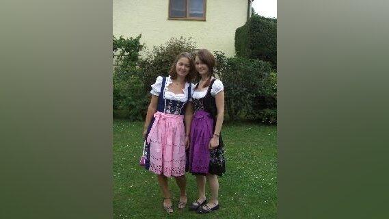 Kathrin und Christina Hollmer in ihren Dirndln