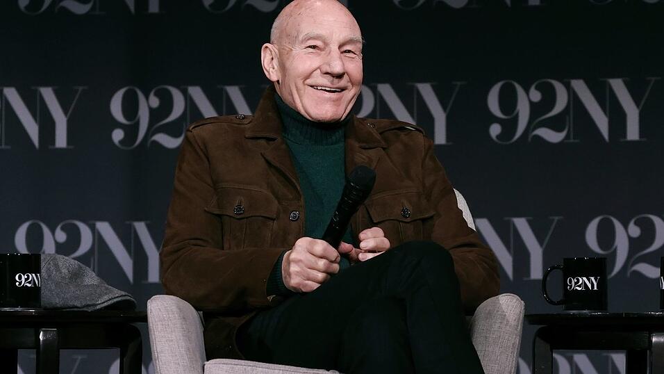 Patrick Stewart spricht auf der Bühne nach einer Vorführung von 'Star Trek: Picard'.