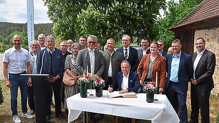 Umweltminister Thorsten Glauber trug sich ins Goldene Buch der Stadt Neunburg vorm Wald ein.