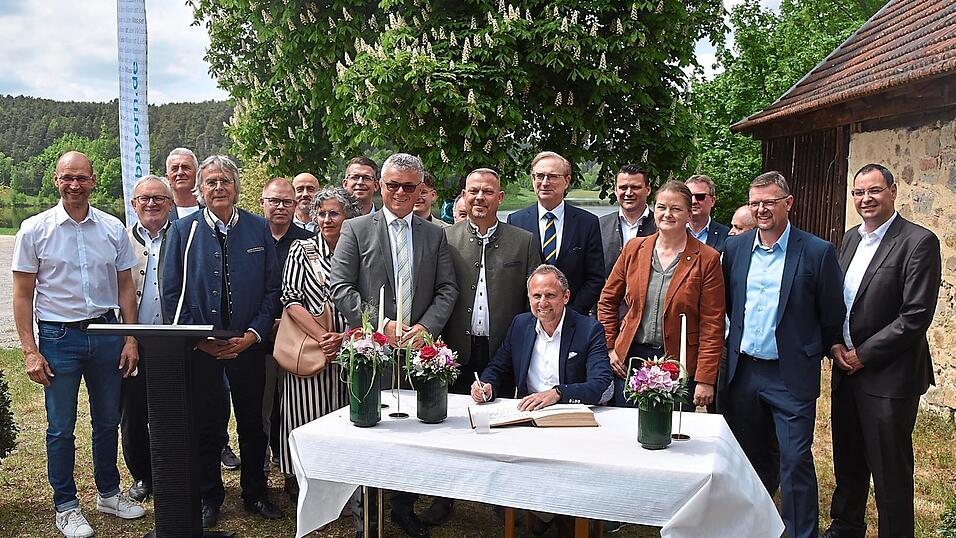 Umweltminister Thorsten Glauber trug sich ins Goldene Buch der Stadt Neunburg vorm Wald ein. Umweltminister Thorsten Glauber trug sich ins Goldene Buch der Stadt Neunburg vorm Wald ein.