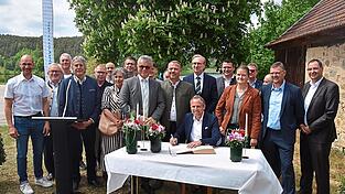 Umweltminister Thorsten Glauber trug sich ins Goldene Buch der Stadt Neunburg vorm Wald ein.