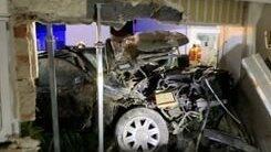 Der nicht angemeldete Audi blieb in einem Wohnhaus stecken, nachdem der Fahrer von der Straße abkam. Der nicht angemeldete Audi blieb in einem Wohnhaus stecken, nachdem der Fahrer von der Straße abkam.