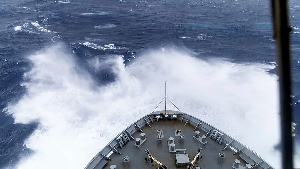 Ein australisches Marineschiff kämpfte sich durch meterhohe Wellen, um den Extrem-Ruderer zu retten.