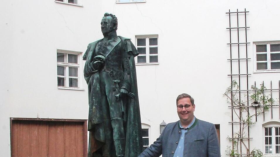 Wolfgang Brich, Vorsitzender des Stiftungsrates und k&uuml;nftiger B&uuml;rgermeister von Wildenberg, neben der Statue, die restauriert wird.