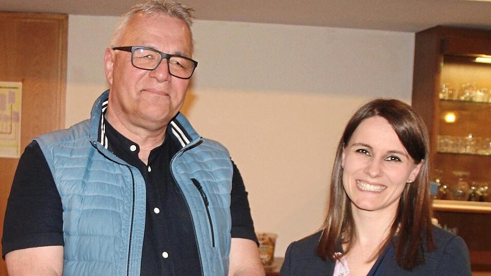 Mit Katharina Marchner stellt Michael Fleck, Vorsitzender der Kolpingsfamilie, die Rodinger Notarin vor.