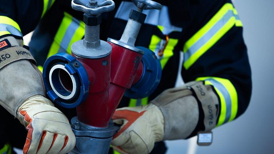 Feuerwehrleute löschen die Flammen. (Symbolbild) Feuerwehrleute löschen die Flammen. (Symbolbild)
