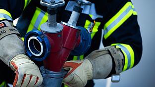 Feuerwehrleute löschen die Flammen. (Symbolbild) Feuerwehrleute löschen die Flammen. (Symbolbild)
