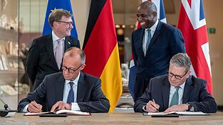 Bundeskanzler Friedrich Merz und Premierminister Keir Starmer (r.) haben am Donnerstag in London einen neuen deutsch-britischen Freundschaftsvertrag unterschrieben.