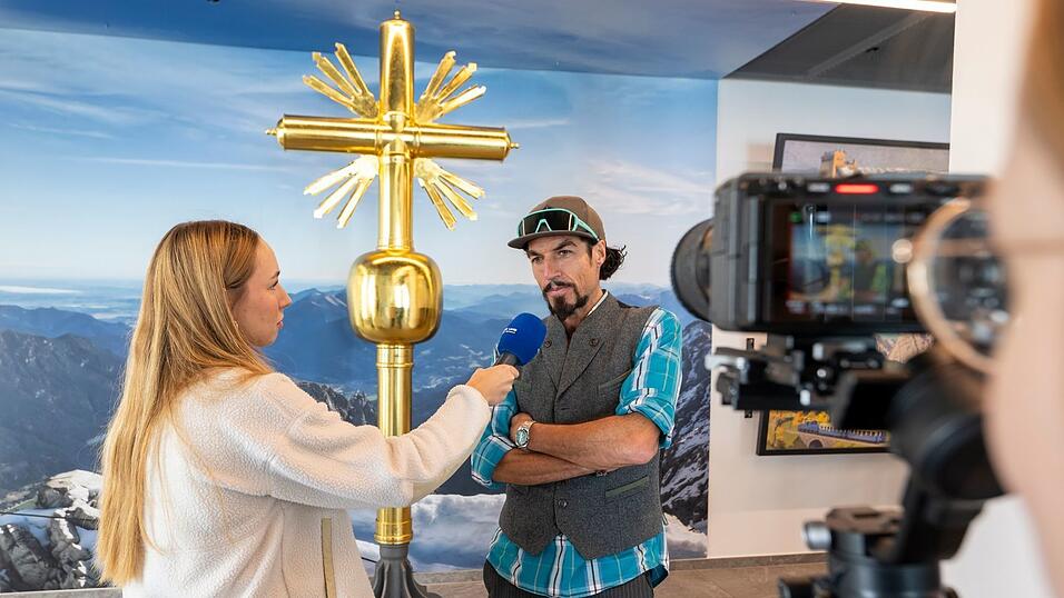 Ein Abbild des Kreuzes von Künstler Bernhard Rieger in der Bergstation ist offiziell für Aufkleber zugelassen. (Archivbild)