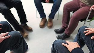 Der Austausch über die Alltagssorgen geben bei den Treffen der Anonymen Alkolikern im Josefshaus Kraft, um den Alltag zu bestehen und dabei insbesondere dem Alkohol zu widerstehen. Absolute Vertraulichkeit ist dabei oberstes Gebot. Der Austausch über die Alltagssorgen geben bei den Treffen der Anonymen Alkolikern im Josefshaus Kraft, um den Alltag zu bestehen und dabei insbesondere dem Alkohol zu widerstehen. Absolute Vertraulichkeit ist dabei oberstes Gebot.