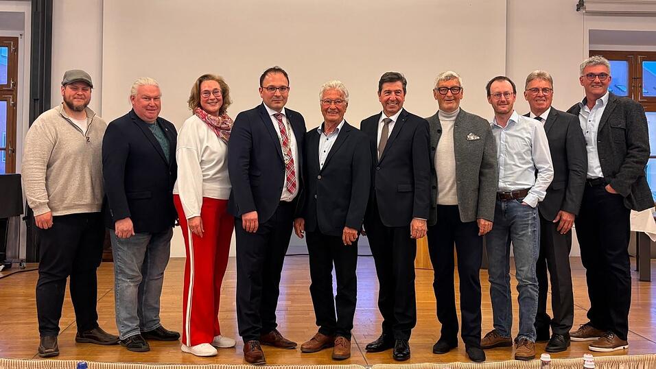 Die ausscheidenden Stadtr&auml;te mit B&uuml;rgermeister Martin Stoiber (von links): Florian Gruber, Frank Aumeier, Claudia Zimmermann, Reinhard Summerer, Georg Kuchenreuther, Dr. Karl Vetter, Markus Fischer, Sepp Blaha und Christian Bauer.