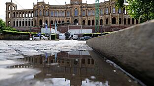 Die Abgeordneten des bayerischen Landtags bekommen ab Juli mehr Geld.