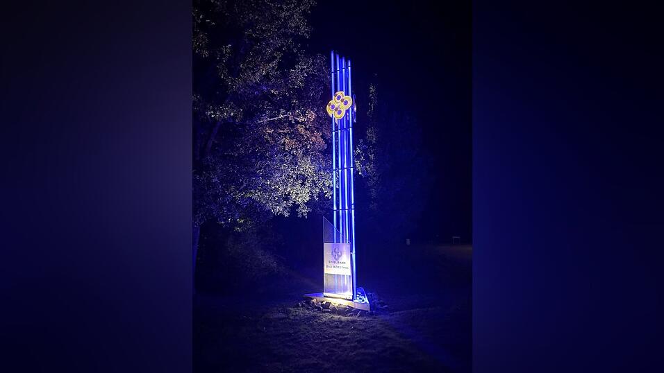 Der Pylon erstrahlt nun wieder in einem angenehmen Blau.