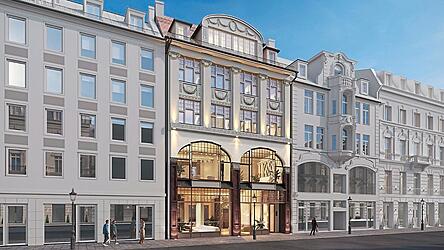 So nobel soll das Geb&auml;ude von Heilmann und Littmann in der Residenzstra&szlig;e 24 wieder werden. Die im Krieg zerst&ouml;rte Tonnengaube im Dachgeschoss ist zum Teil schon wiederhergestellt. Direkt gegen&uuml;ber ist die Residenz.