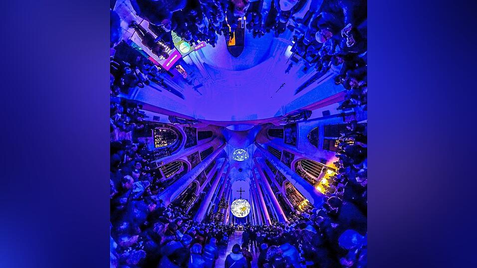 Rund 8,2 Milliarden Menschen leben derzeit in 195 Ländern der Erde, verrät eine Begleittafel, rund Tausend davon feierten die Installation Gaia zum Abschied in der Basilika St. Jakob mit viel Applaus für die Aussagen der Impulsgeber. Mit der 360 Grad-Aufnahme rahmen die Straubinger die Erdkugel ein. Rund 8,2 Milliarden Menschen leben derzeit in 195 Ländern der Erde, verrät eine Begleittafel, rund Tausend davon feierten die Installation Gaia zum Abschied in der Basilika St. Jakob mit viel Applaus für die Aussagen der Impulsgeber. Mit der 360 Grad-Aufnahme rahmen die Straubinger die Erdkugel ein.