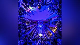 Rund 8,2 Milliarden Menschen leben derzeit in 195 L&auml;ndern der Erde, verr&auml;t eine Begleittafel, rund Tausend davon feierten die Installation Gaia zum Abschied in der Basilika St. Jakob mit viel Applaus f&uuml;r die Aussagen der Impulsgeber. Mit der 360 Grad-Aufnahme rahmen die Straubinger die Erdkugel ein.